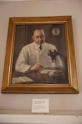 A picture of a picture frame with an image of Thomas Hunt Morgan inside.