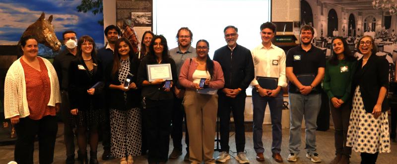 A group picture with all the students awarded with their mentors and the THM speaker.